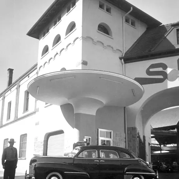 Jahr 1948. Der brandneue Checker-A3 vor der 1948 eröffneten Kundentankstelle mit dem pilzförmigen Dach.