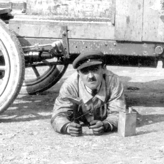 Jahr 1909. Der Schmid Emil Stöcklin, erster «Autopfleger» oder Automechaniker von Settelen.