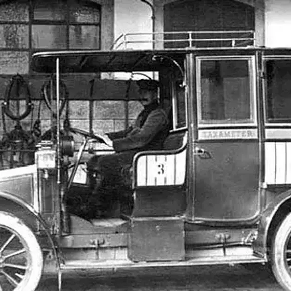 1909. Erstes Settelen Taxi Nr. 3 in Betrieb genommen am 24.08.1909, ein Renault. 