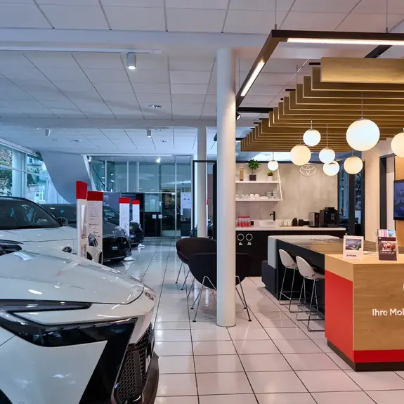 Jahre 2023/2024. Umsetzung neues CI/CD Toyota Retail Konzept T25. Zum langjährigen Toyota Center Vertrag werden wir zusätzlich zum Toyota Professional Händler ernannt.